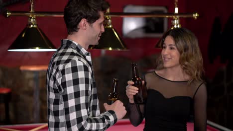 pareja alegre bebiendo cerveza en un pub