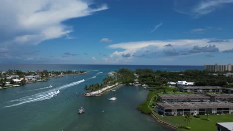 Imágenes-Aéreas-De-Drones-Sobre-El-Río-Loxahatchee-Con-Lanchas-Rápidas-Que-Se-Dirigen-Al-Mar-Atlántico-En-Un-Día-De-Verano-En-Florida