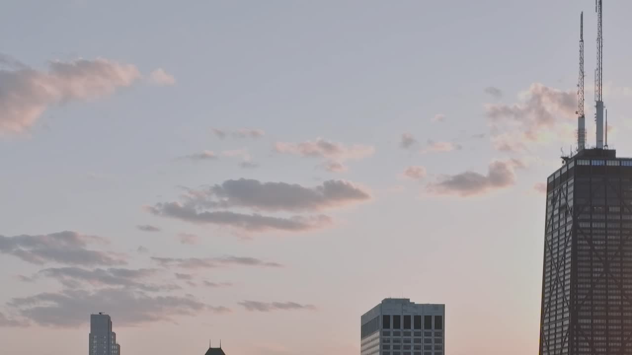 Vista del skyline de Chicago con edificios altos y nubes durante la puesta de sol