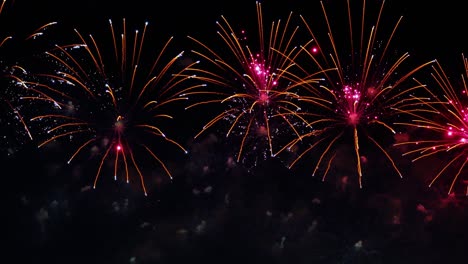 coloridos fuegos artificiales explotando en el cielo nocturno. celebraciones y eventos en colores brillantes.