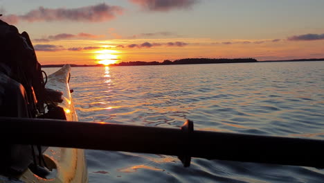 Kayak-En-El-Archipiélago-De-Estocolmo,-Mágica-Puesta-De-Sol-De-Verano