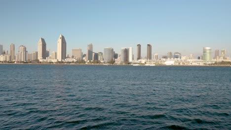 video 4k del centro de san diego desde el parque centenario de coronado al otro lado de la bahía frente al centro de convenciones
