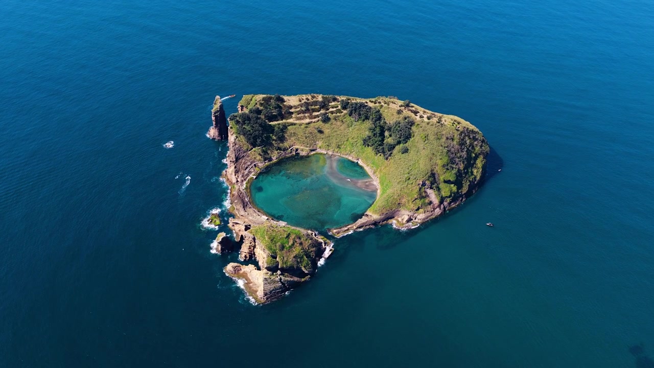 Vista dall'alto dell'isolotto vulcanico di Vila Franca do Campo al largo della costa meridionale dell'isola di São Miguel nelle Azzorre, Portogallo. Ripresa aerea.