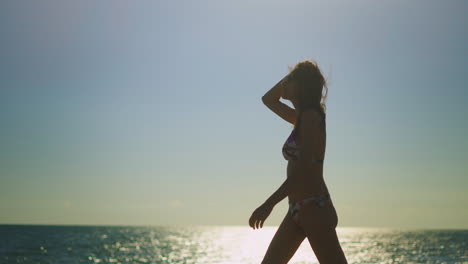 mujer en la playa al atardecer