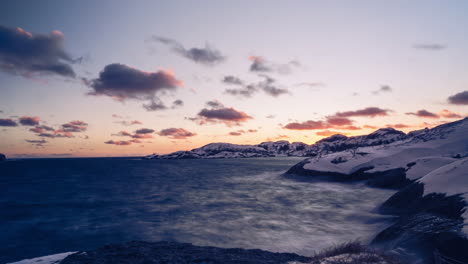 lapso de tiempo de mares agitados durante la puesta de sol en una costa de lofoten en invierno