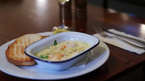 gambas al ajillo, fritas en salsa cremosa de ajo