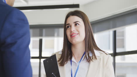 mujer de negocios hablando con un hombre de negocios en la sala de conferencias