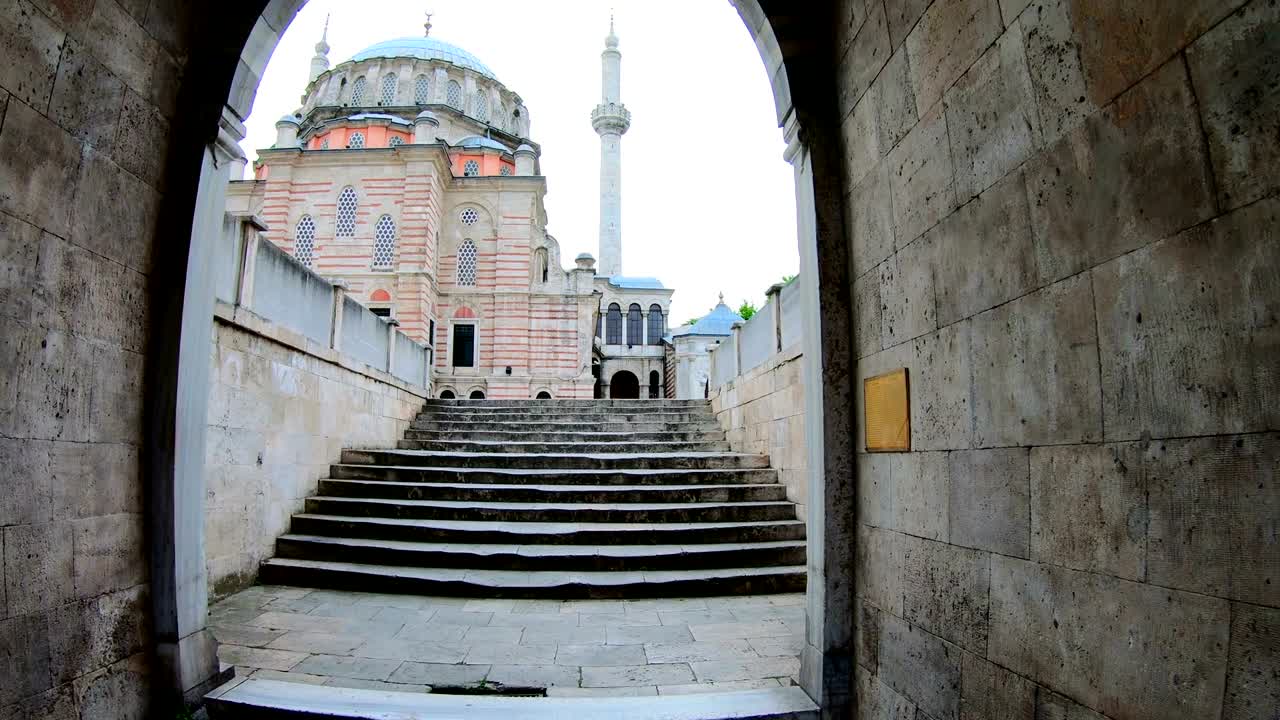 이스탄불의 립 모스크 (tulip mosque) 라고도 불리는 라리 모스크 (laleli mosque)