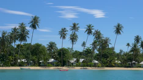 resort en una isla tropical con playa de arena blanca.