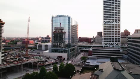 milwaukee wisconsin bau-kran luft sonnenuntergang mit gebäudereflexionen