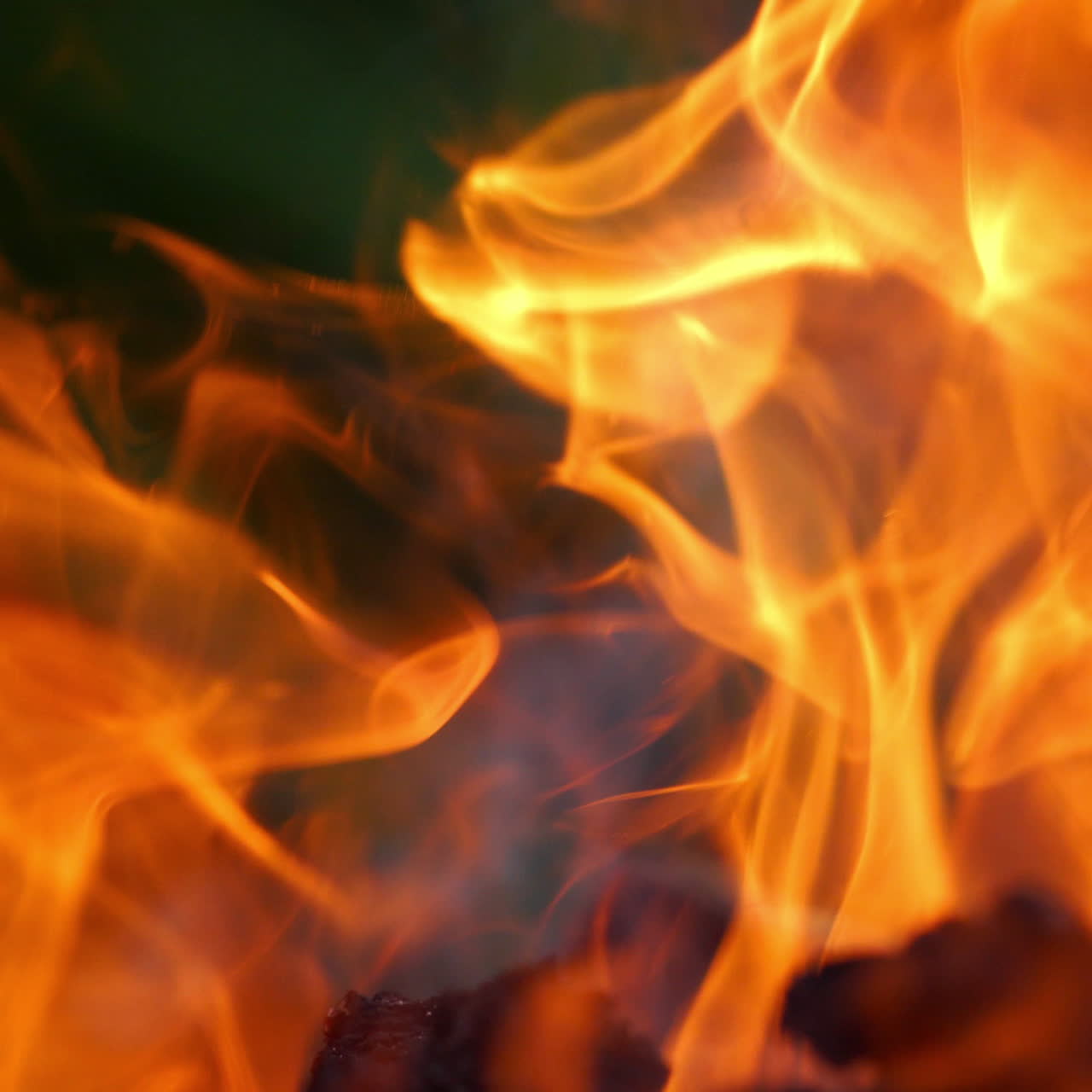Falò che brucia di notte. Fiamme di fuoco su sfondo nero. Fiamma.