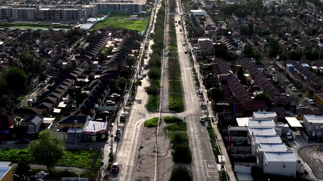 칠레 산티아고 시의 일부 교통과 함께 도시 거리를 향한 공중 풍경