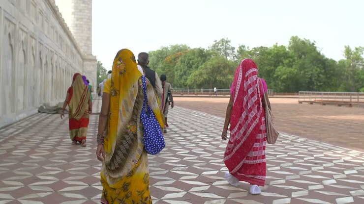 Hommes et femmes indiens en tenue traditionnelle