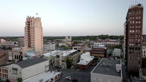 Jackson,-Michigan-Downtown-Skyline-In-Der-Abenddämmerung-Mit-Drohnenvideo,-Das-Sich-Seitwärts-Von-Rechts-Nach-Links-Bewegt