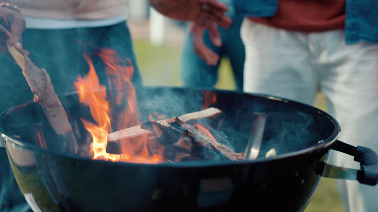 parrilla de barbacoa con llamas