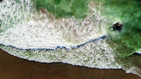 las olas de la playa, vista aérea del avión no tripulado