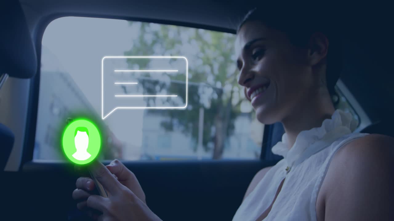 Donna seduta sul sedile posteriore, che scorre il telefono e chatta, dopo che è apparsa un'icona e ha letto un messaggio tecnologico.