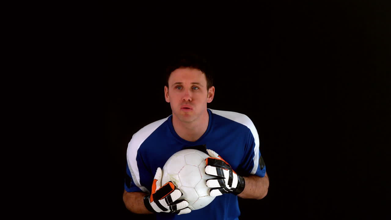 골키퍼가 점프하고 공을 구합니다.