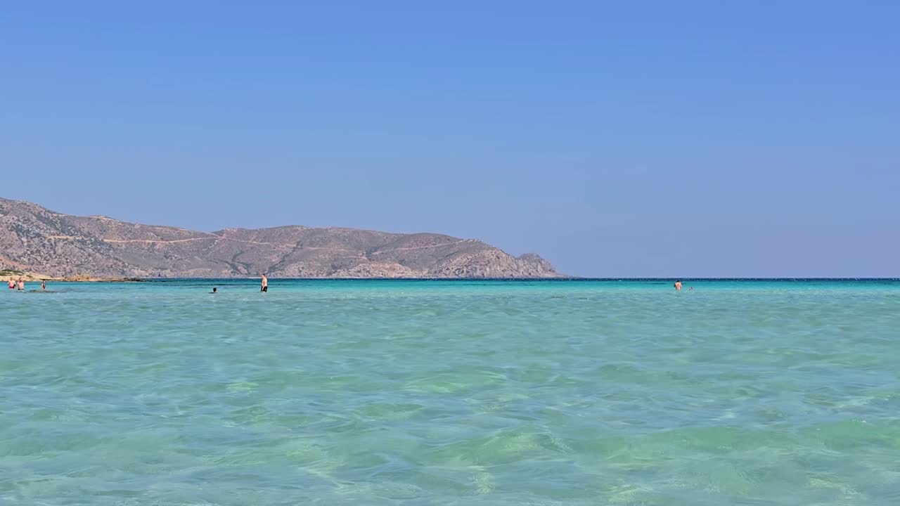 Girit'teki Elafonissi Plajı, ünlü pembe kumu, kristal berraklığında turkuaz suyu, sığ lagünü ve egzotik Akdeniz manzarasıyla rüya gibi ve ikonik yaz seyahati görüntüleri sunuyor.