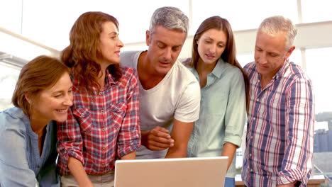 personas de negocios ocasionales que usan el portátil