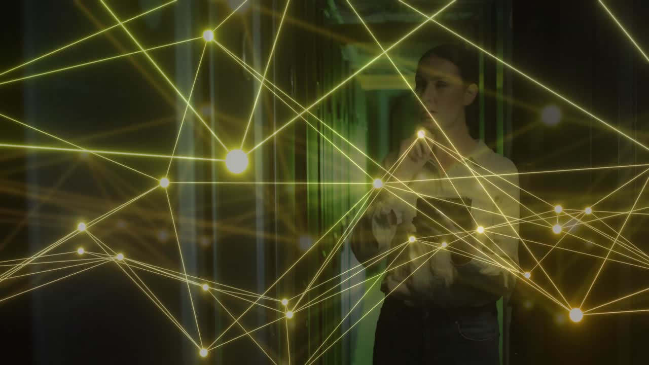 animación de la red de conexiones con más de una mujer de negocios caucásica por servidores