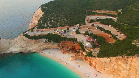 Vista-Aérea-Del-Aparcamiento-Con-Vistas-A-La-Playa-De-Porto-Katsiki-En-La-Isla-De-Lefkada.