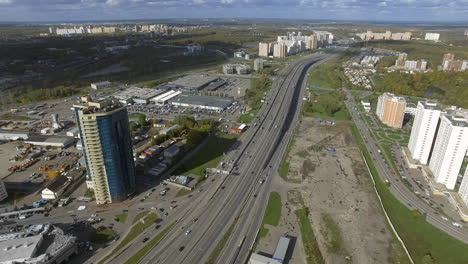 Luftaufnahme-Des-Stadtrandes-Mit-Breiter-Autobahn-Und-Wohnvierteln