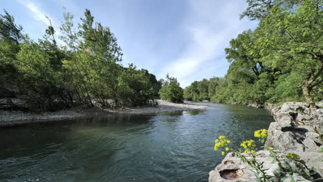 Ruhiger-Fluss-Herault,-Der-An-Einem-Sonnigen-Tag-In-Frankreich-Mit-Bäumen-Vorbeifließt