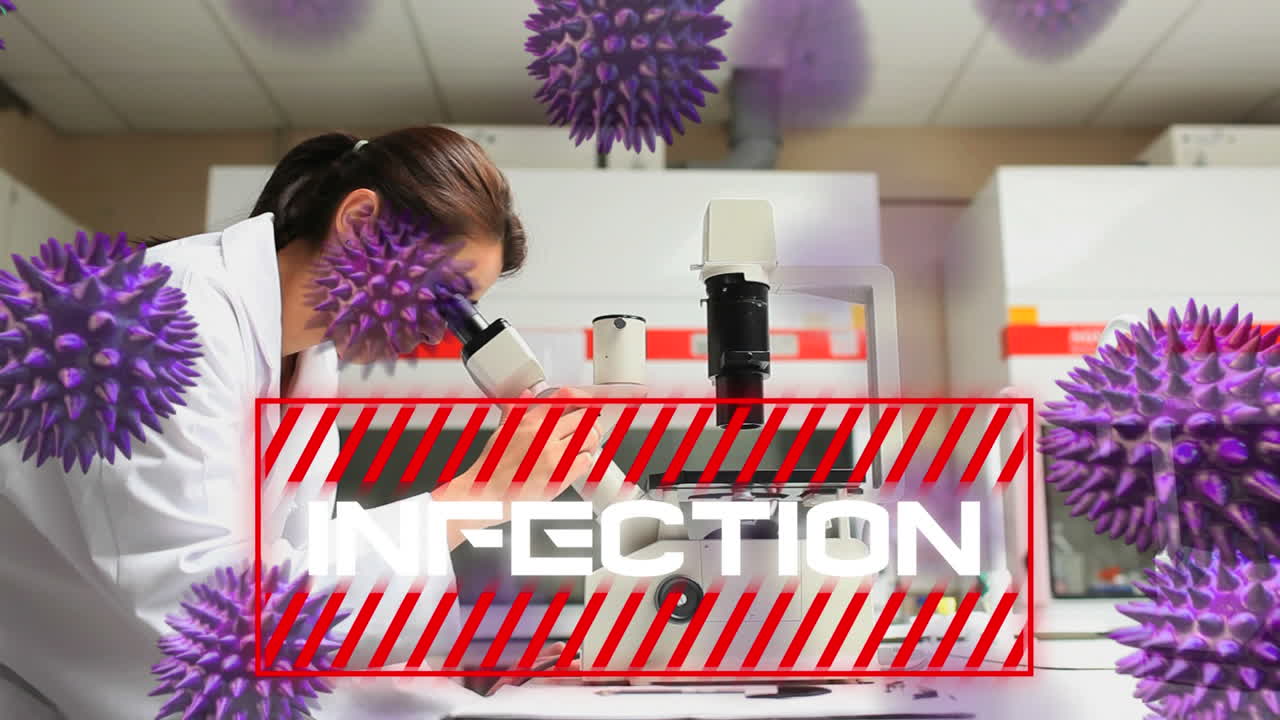 palabra infección escrita sobre un científico usando un microscopio y células de coronavirus que se propagan.