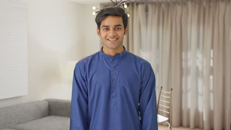 Glücklicher-Indischer-Junger-Mann-Lächelt