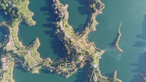 vista aérea del lago peñol-guatapé en colombia