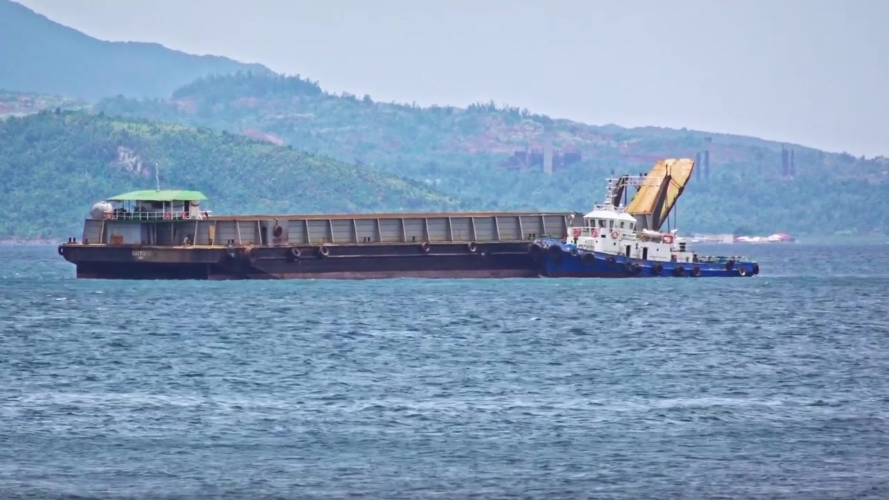 フィリピンのスリガオ海峡では、鉱山用バージがよく見られる光景です。毎月、様々な鉱石や貴金属を数百万トン運搬しています。