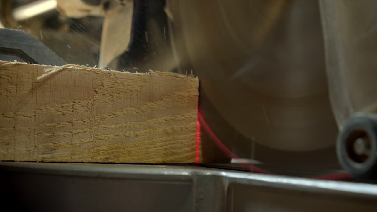 fotografía en primer plano de una pieza de madera cortada con una sierra eléctrica de corte en la fabricación.