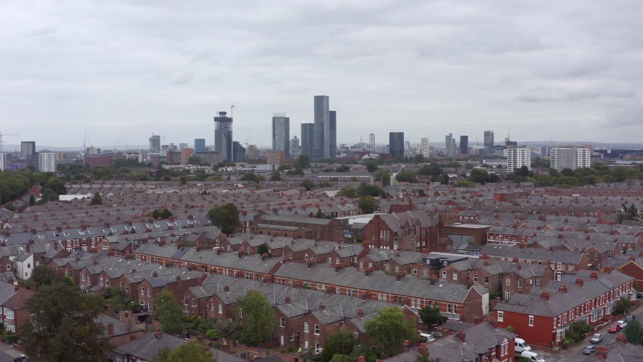 올드 트래포드 교외를 선회하는 드론 샷 02