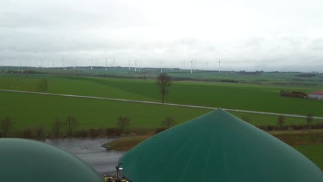 el futuro de la agricultura: moderna planta de biogás y granja en la unión europea