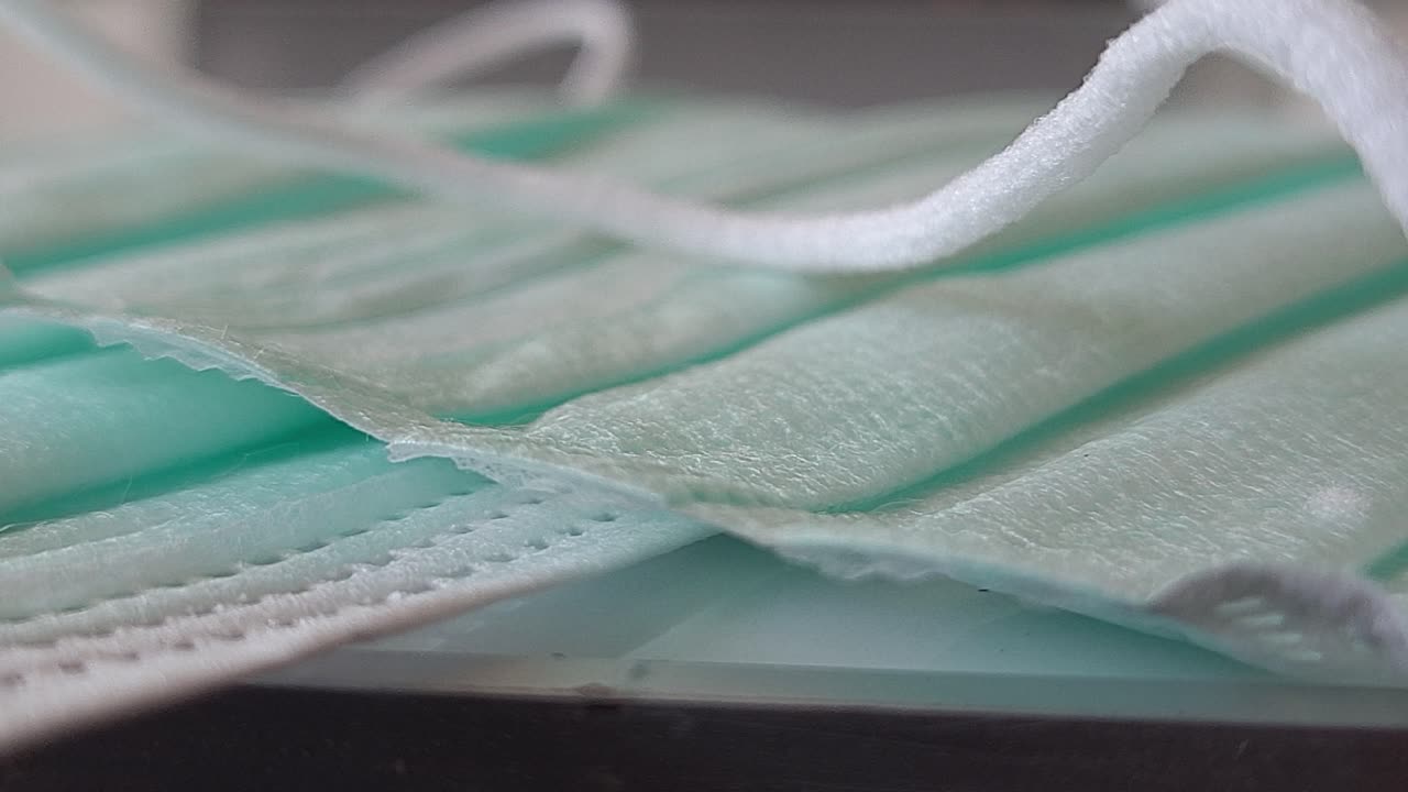 코로나 바이러스 보호 마스크의 극단적인 클로즈업 패닝