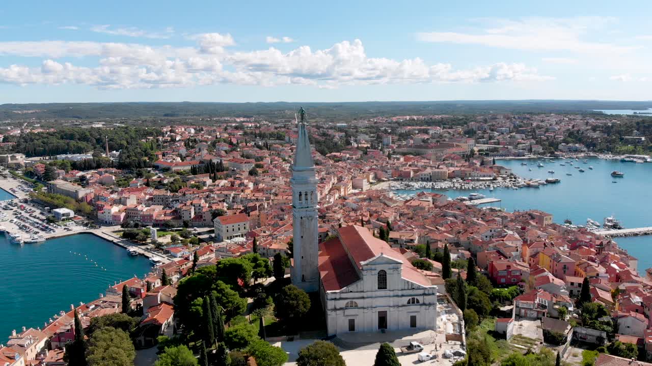torre de la iglesia en la ciudad croata de rovinj