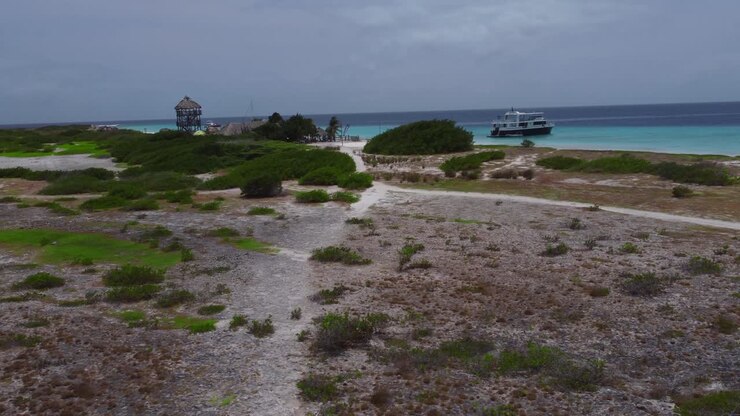 Area Klein Curaçao Mermaid Tours con torre di avvistamento e barca
