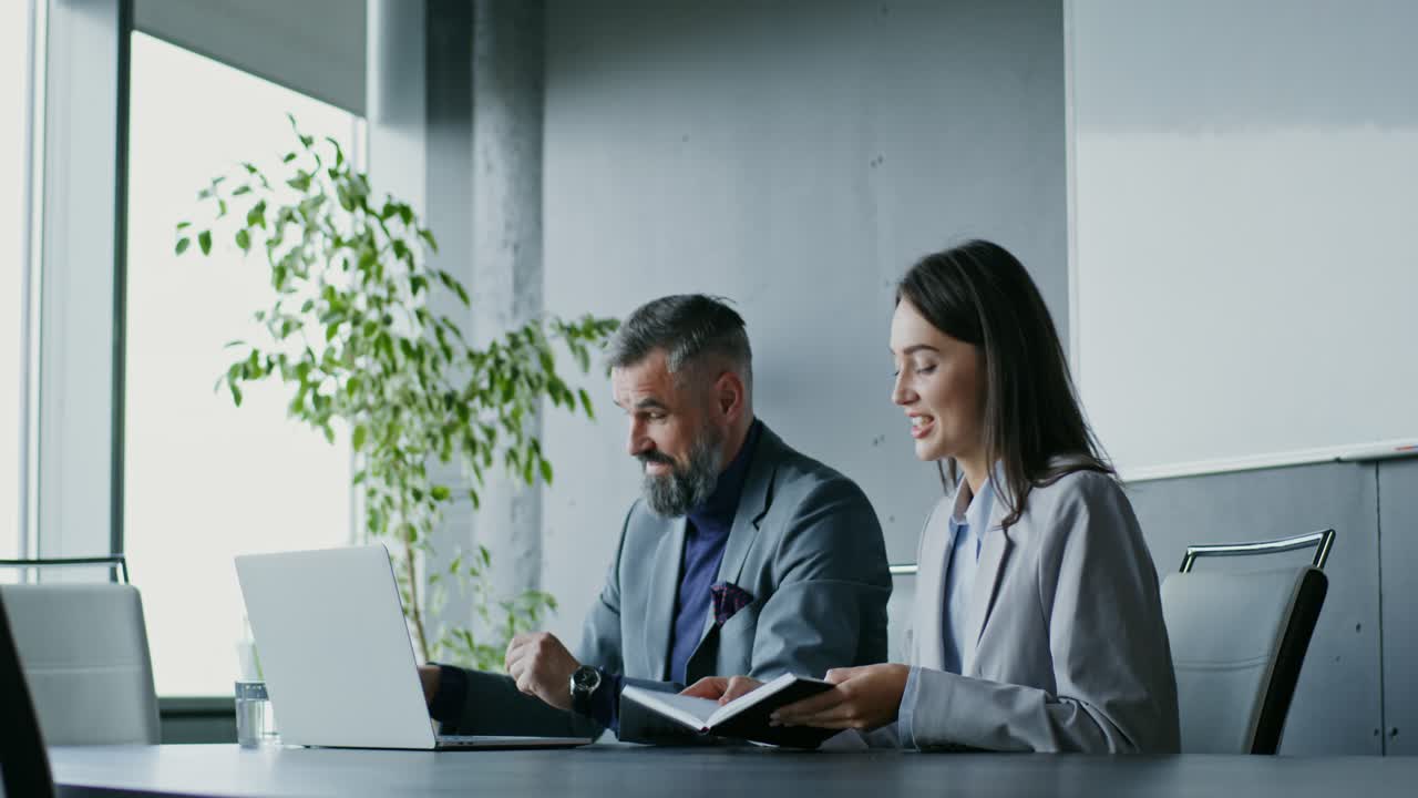reunión de negocios en una oficina moderna