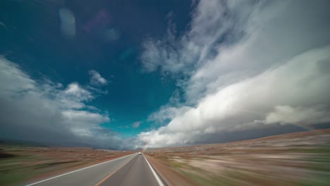 conduzca rápido por la estrecha carretera a través de la tundra árida