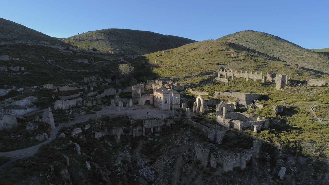 Letecký záběr dronem na ruiny Pueblo Fantasma v Real de Catorce, San Luis Potosí, Mexiko