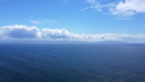 4K-Standbilder-Aus-Der-Luft,-Die-Den-Pazifischen-Ozean-Mit-Blauem-Bewölktem-Himmel-An-Einem-Frühsommertag-Auf-Der-Insel-Vancouver-Zeigen