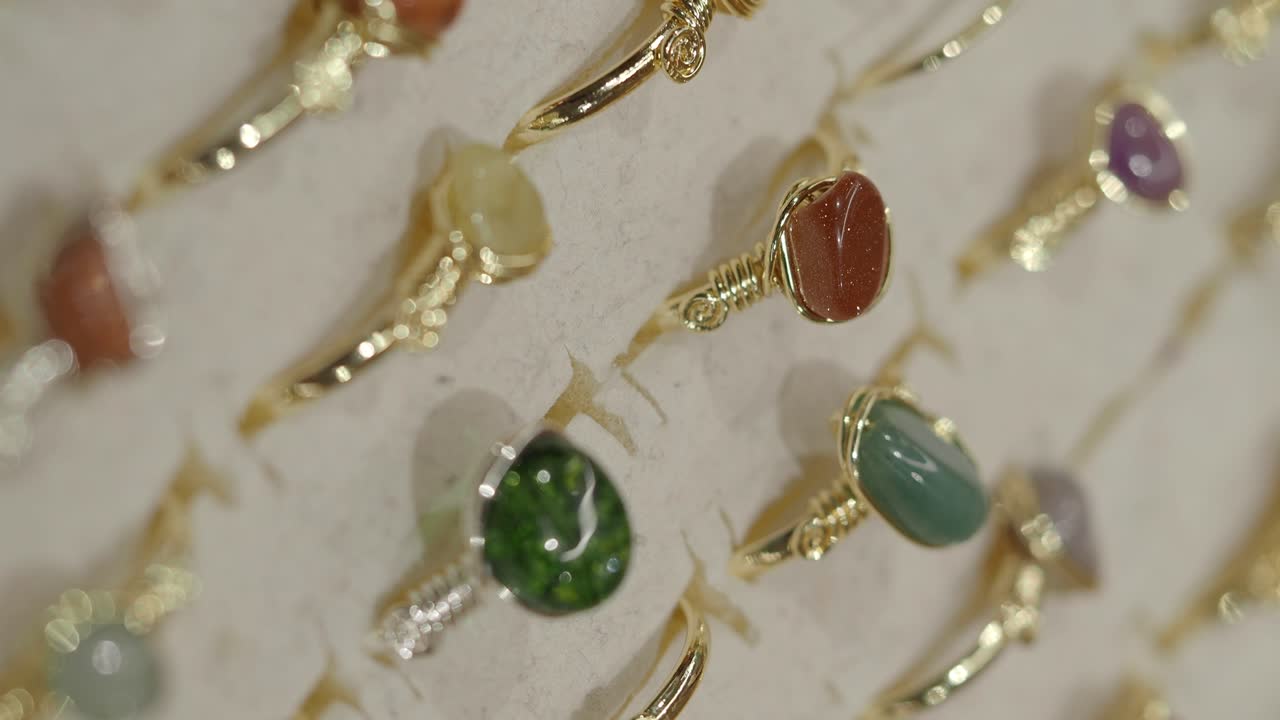 Anello con gemma colorata esposto in un negozio, primo piano