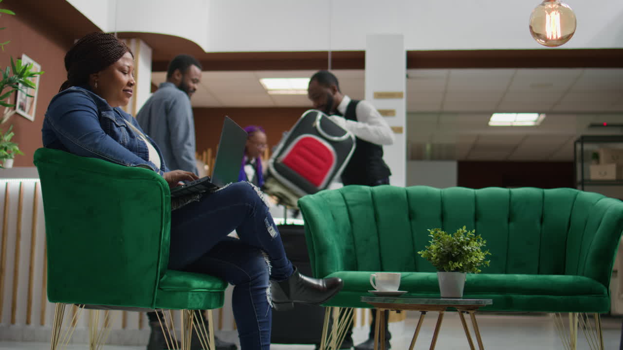 huésped del hotel verificando la página web en el hotel