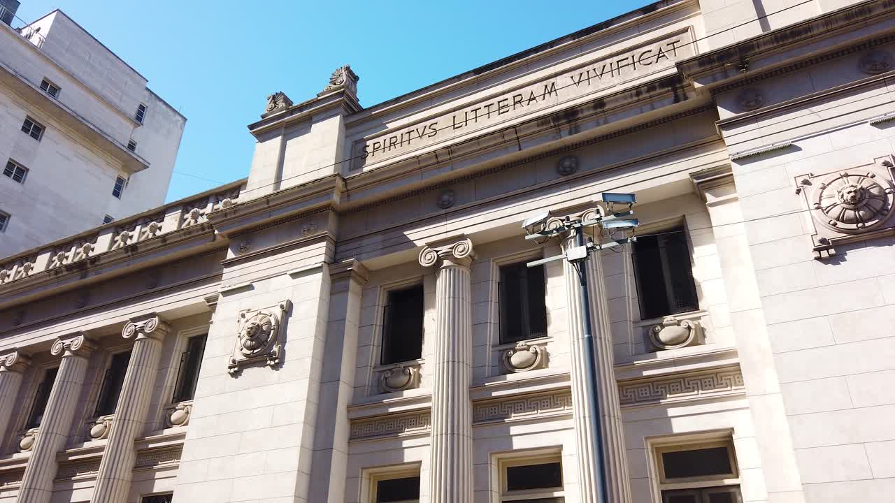 Architettura neoclassica europea a Recoleta, Buenos Aires, vicino al Teatro Colón, Argentina.