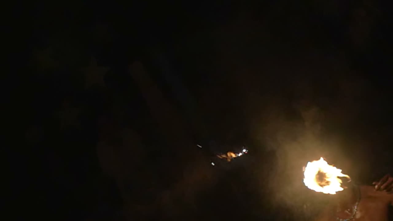 불을 먹는 자는 그의 예술을 보여줍니다.