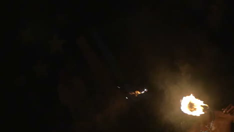 el comedor de fuego muestra su arte.