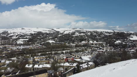 Toma-De-Un-Dron-De-Una-Ciudad-Cubierta-De-Nieve-En-El-Norte-De-Inglaterra