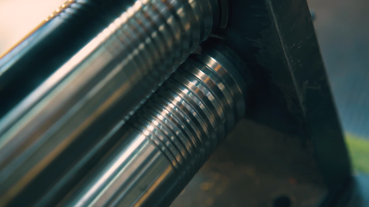 joyero forja-rollos de metal de oro con máquina herramienta de cerca