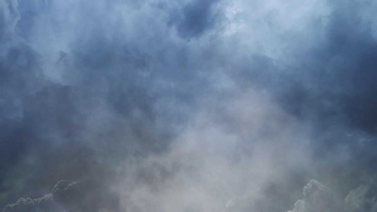 뇌우와 함께 하늘에 두꺼운 구름이 된 스모그